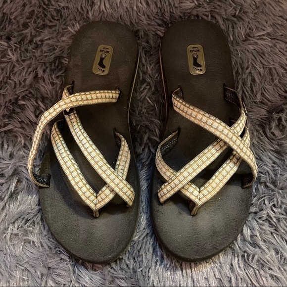 4/$20 Teva Flip Flops - Picture 1 of 5
